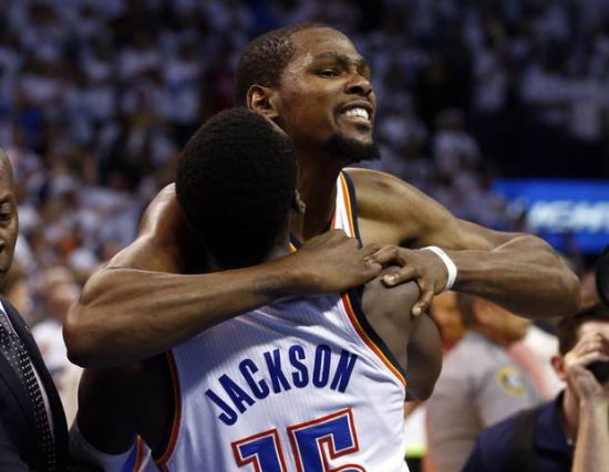 把赛车运动带回家乡，金彭携手赛车名将绘就体育+新图景（赛车回归家乡，金彭联手赛车名将共启体育+新篇章）