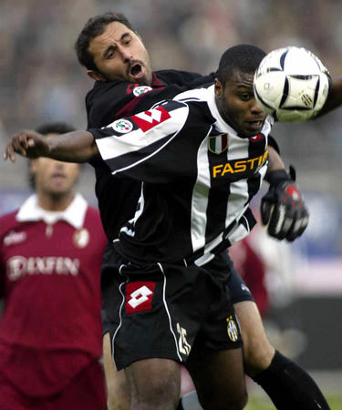 有父亲的风范吗？梅西小儿子西罗在迈阿密U8比赛中任意球破门（梅西幼子西罗迈阿密U8赛任意球破门，被指颇有父亲风采）