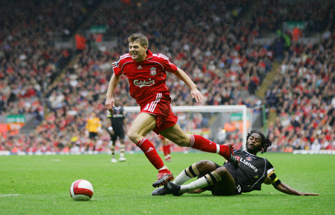 库蒂尼奥为小儿子庆祝生日，一家人身穿他效力过球队的球衣（库蒂尼奥为幼子庆生，全家身着其曾效力球队的战袍）