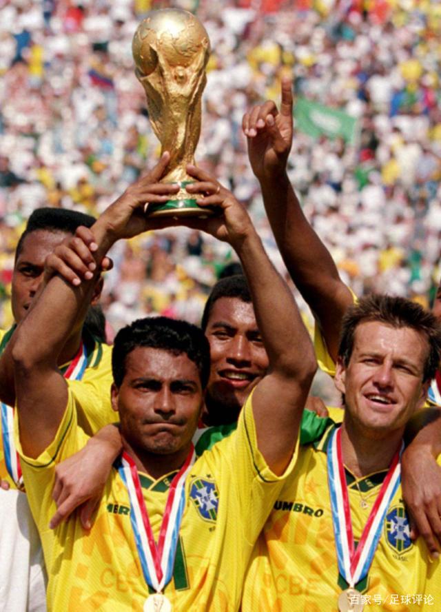 球迷说把自己的膝盖借给内马尔，内马尔调侃：那我得要俩（球迷称愿把膝盖借内马尔，内马尔打趣：那我得要两只）