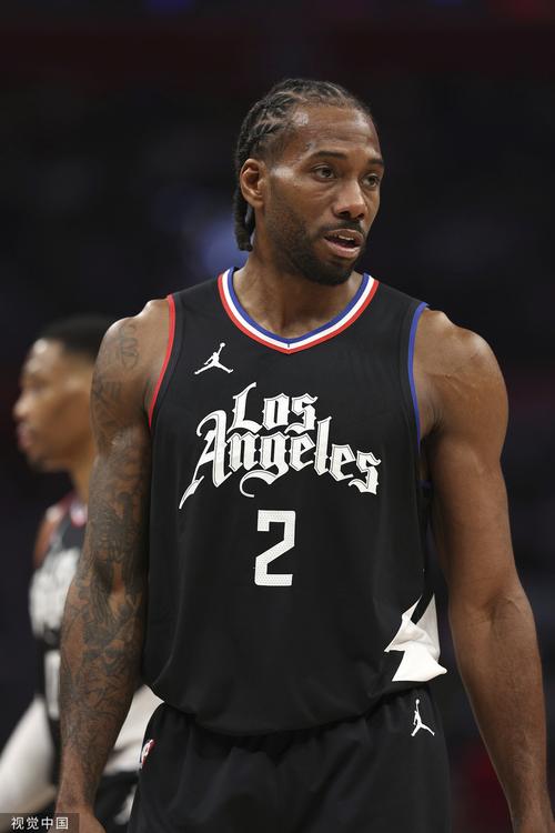 尤文航班延误，挪威当地球迷抓紧机会在机场与他们合影留念（尤文航班误点，挪威球迷趁机在机场与球员合影留念）