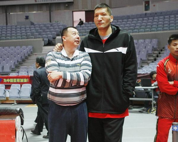 张镇麟：卢伟指导给每人都安排了战术 球队年轻 一兴奋就忘了战术（张镇麟：卢伟为每位球员布置战术，年轻球队一激动就忘执行）