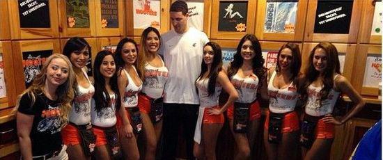 张陈治锋表现卓越，助力球队取得胜利（张陈治锋发挥出色，带领球队取胜）