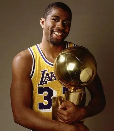 排面，泰州当地路牌上写着“苏超冠军城，泰州欢迎您”（泰州上演排面时刻：路牌打出“苏超冠军城，泰州欢迎您”）