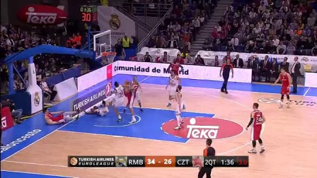 真神了！阿努诺比反击顺步突破 对抗科内特单手高难度打板上篮！（太秀了！阿努诺比快攻顺步突进，迎着科内特单手高难度打板上篮得手！）