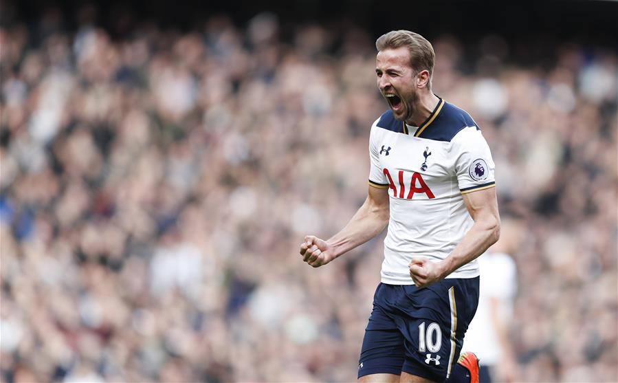 曼联客场4-1胜狼队，B费2射1传，取得3轮不败，积分追平切尔西，排名升至第六。（曼联客场4-1大胜狼队，B费双响+助攻，联赛三轮不败，积分追平切尔西升至第六位）