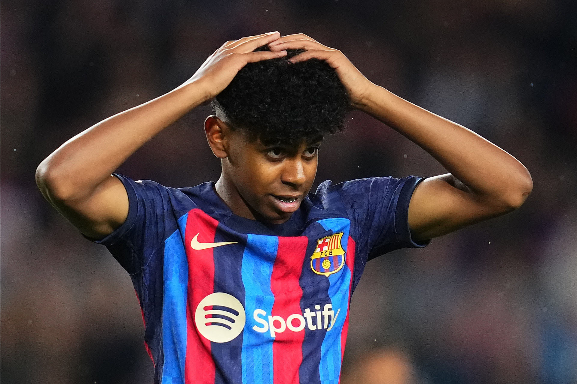 大心脏！杰伦·约翰逊三分再中 帮助老鹰追到仅差1分（关键时刻！杰伦·约翰逊再中三分，老鹰将分差缩至1分）