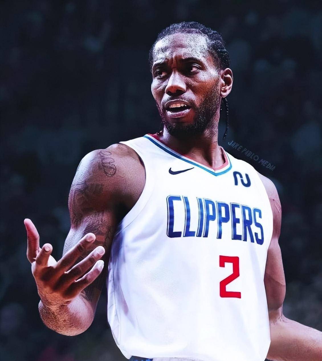 詹姆斯赛后向卡斯尔赠送签名球衣：年轻的国王，继续加油（詹姆斯赛后把签名球衣送给卡斯尔：年轻王者，继续加油）