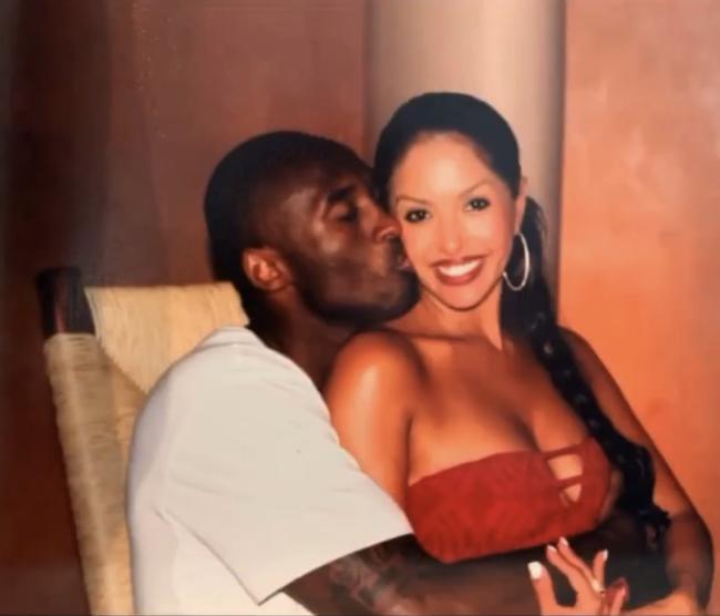 英媒：皇马有意在明夏引入范德芬，巴黎也在密切关注情况（英媒称皇马将范德芬列为明夏引援目标，巴黎同样紧盯其动态）